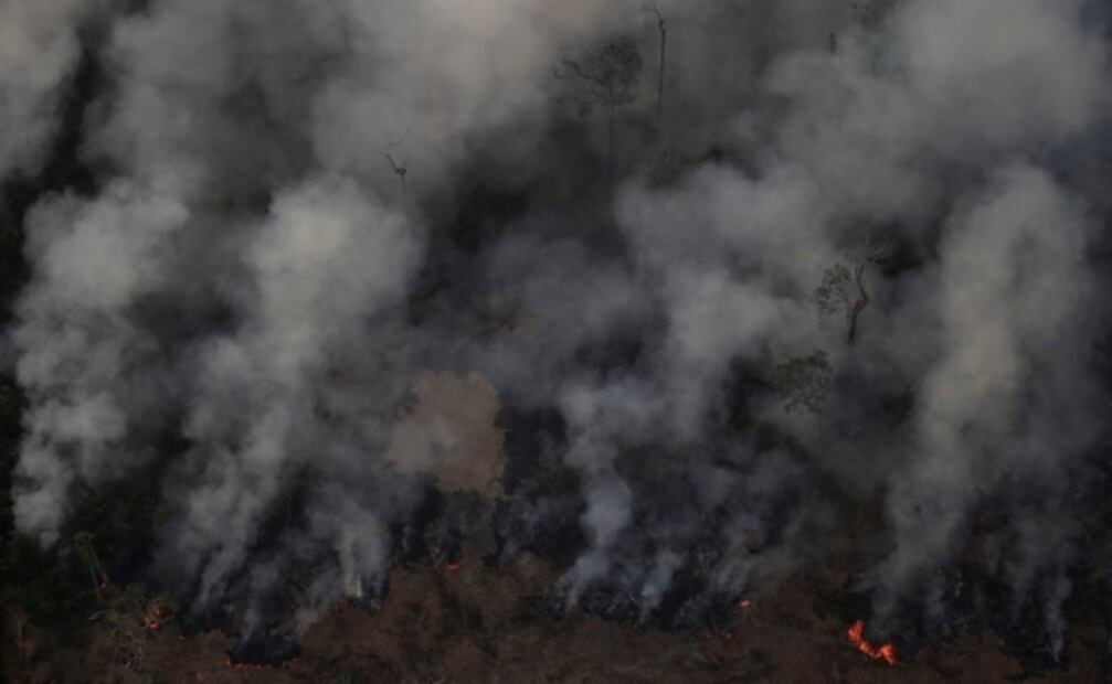 Días grises y noches amarillas, así se ve el Amazonas ante el avance del fuego