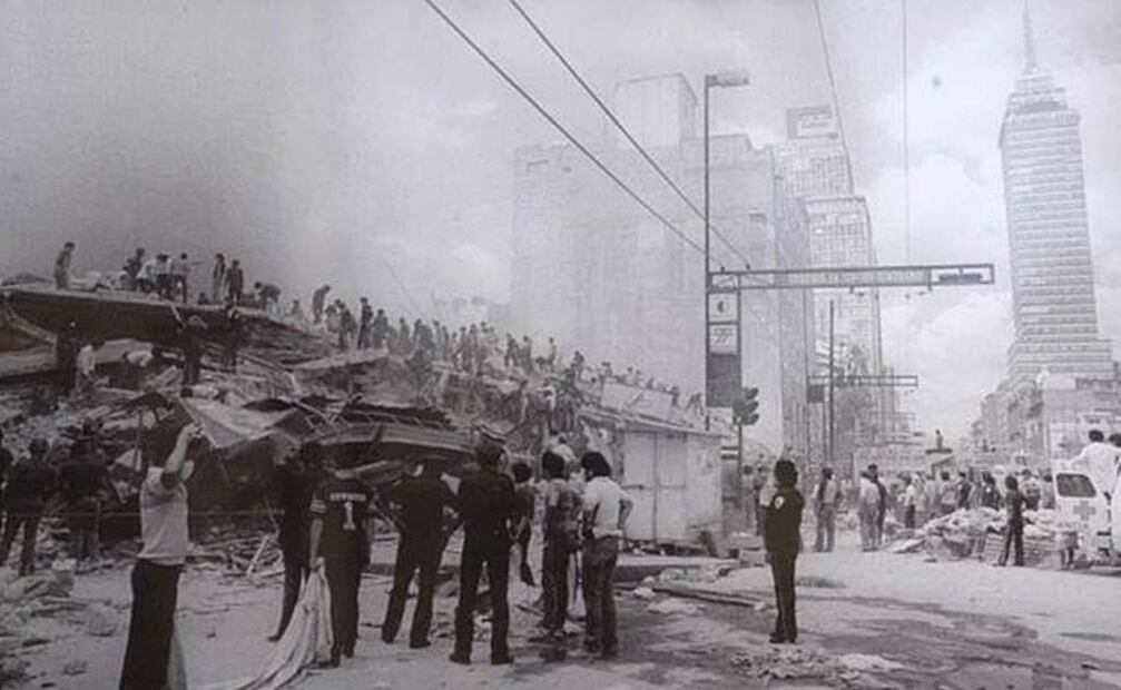 Tanto expertos como vecinos de cada barrio se sumaban a las labores de rescate, en escenas donde era frecuente hacer cadenas humanas para desplazar escombros al mejor ritmo posible. Foto: Archivo EL UNIVERSAL.