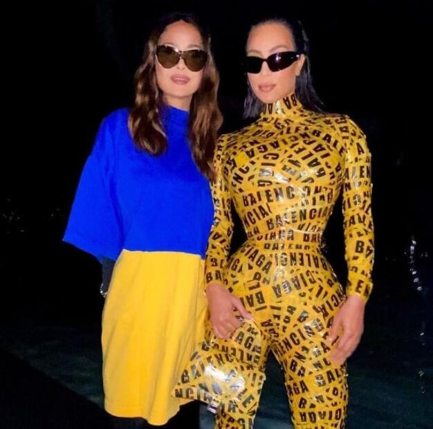 Salma Hayek y Kim Kardashian posaron juntas en desfile de Balenciaga