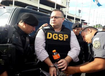 Llega abogado de Javier Duarte al hangar de la PGR en el AICM