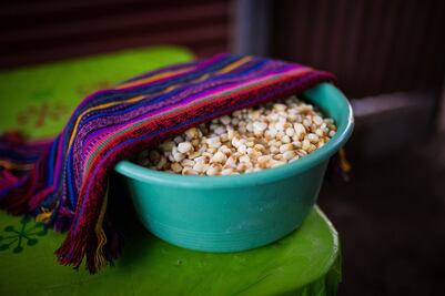 ¿Por qué se le agrega cal al maíz para hacer tortillas?