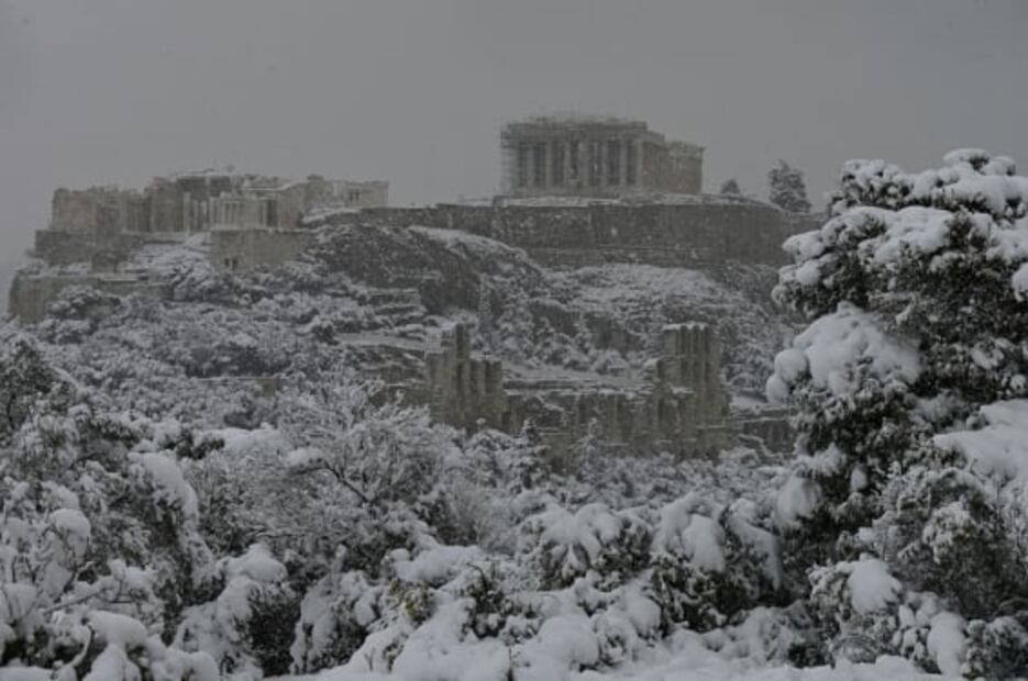 Espeso manto de nieve cubre la Acrópolis de Atenas. Así luce el icónico monumento de la Antigua Grecia