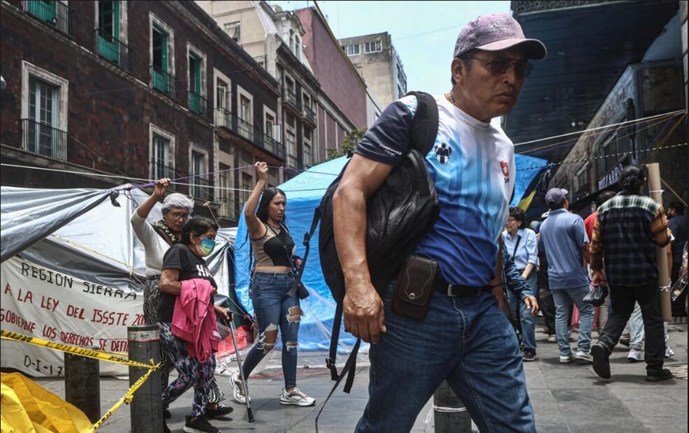 Visitantes al Centro Histórico se encuentran a su paso con lazos y lonas del plantón de la CNTE en la Ciudad de México, el 24 de mayo de 2025. Foto: Gabriel Pano/EL UNIVERSAL