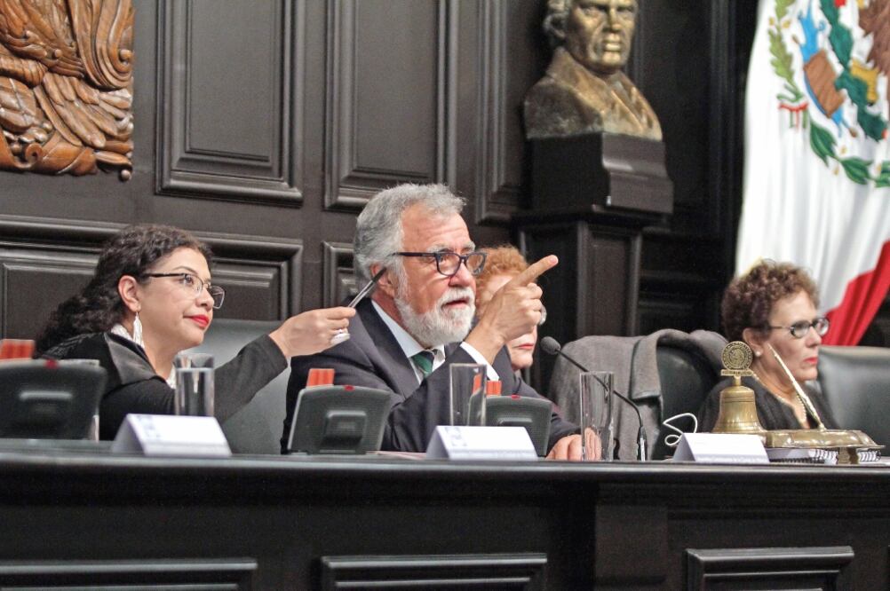La morenista Clara Brugada y el presidente de la Mesa Directiva, Alejandro Encinas, ayer durante la sesión de trabajo de la Asamblea (CARLOS MEJIA. EL UNIVERSAL)