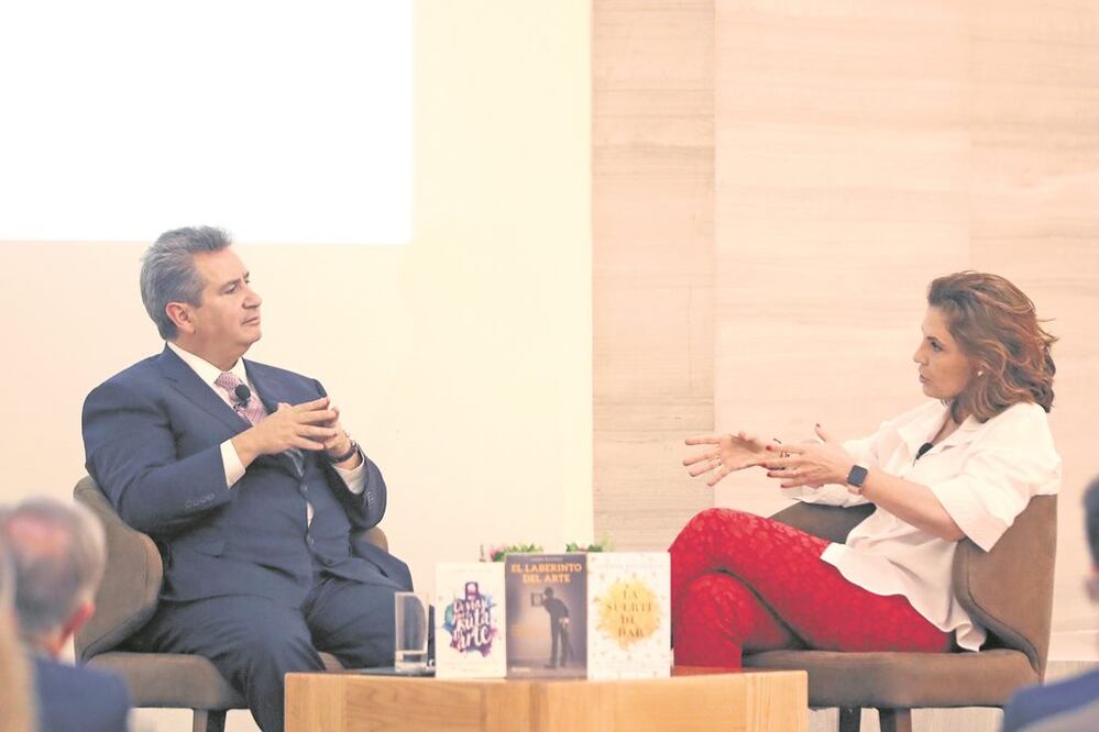 Leonardo Curzio y Carmen Reviriego durante el diálogo sobre arte y mercado. Foto/VALENTE ROSAS. El Universal