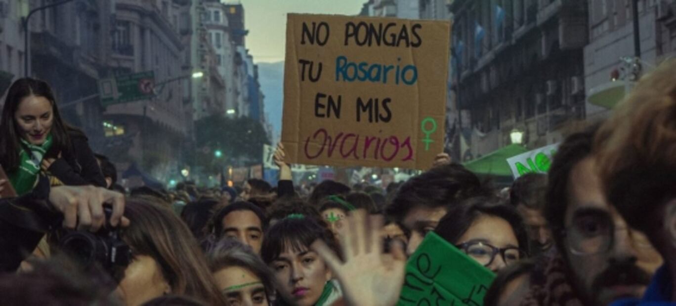 Embarazo de Yuya desata debate entre providas y feministas