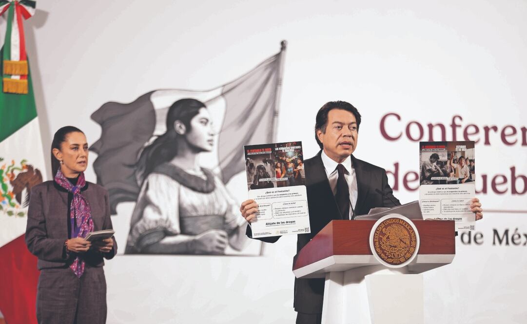 El titular de la SEP, Mario Delgado, y la presidenta Sheinbaum presentaron en febrero el folleto para reforzar la campaña contra las adicciones, en especial el consumo de fentanilo. Foto: de DIEGO SIMÓN SÁNCHEZ. El Universal