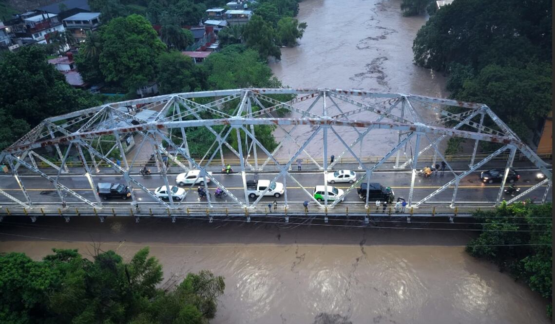 Autoridades locales del estado han reportado que las lluvias han provocado crecientes en ríos y arroyos, así como la obstrucción temporal de caminos en varios puntos de la región. Foto: especial