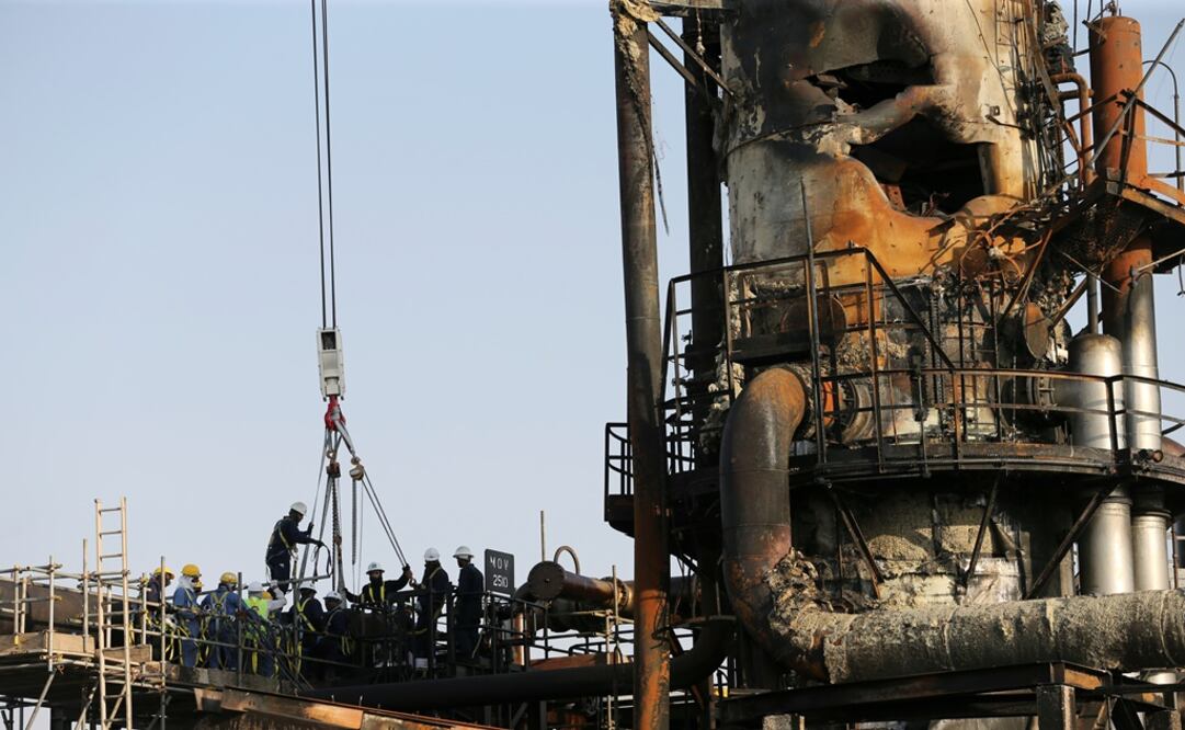 Workers are seen at the damaged site of Saudi Aramco oil facility in Abqaiq, Saudi Arabia - Photo: Hamad l Mohammed/REUTERS