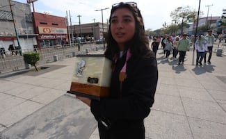 Fernanda convierte su primera peregrinación en un homenaje a su abuelo fallecido; "estoy trayendo al que fue como mi papá", dice