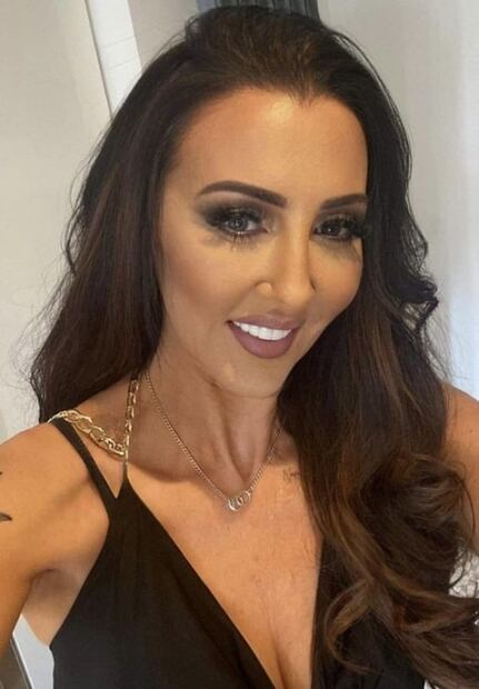 Mujer se divorcia tras 18 años de matrimonio; hoy es sensación en Tinder