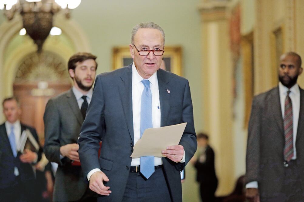 El líder de la minoría demócrata en el Senado, Chuck Schumer, habla con la prensa en el Capitolio, en una imagen del pasado 30 de enero. (J. SCOTT APPLEWHITE. AP)