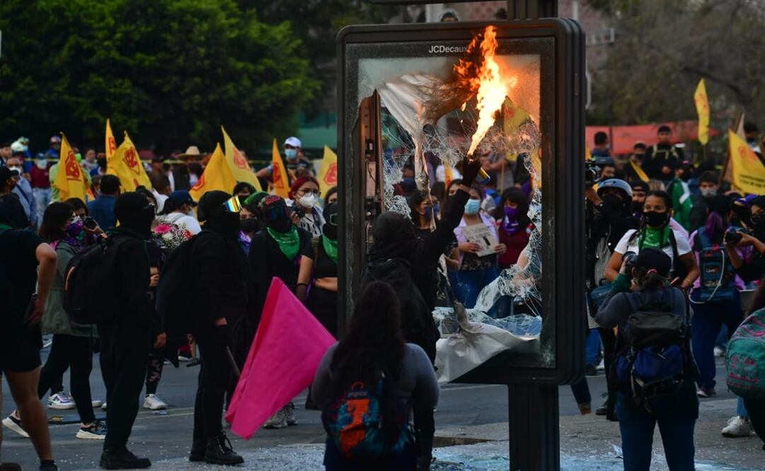 Encapuchadas causan destrozos en Paseo de la Reforma Foto: Hugo García / EL UNIVERSAL