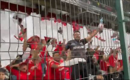 VIDEO: Afición del Toluca se burla de Pumas con peluches de 'Hello Kitty'