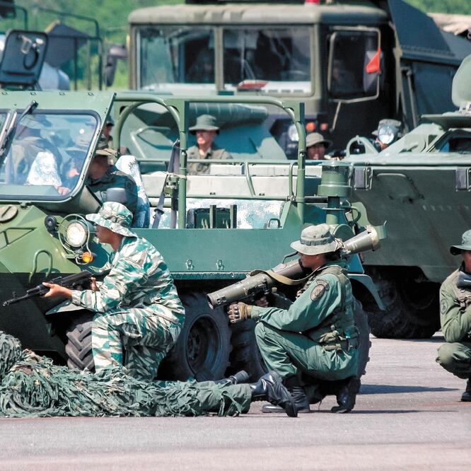 Integrantes de las Fuerzas Armadas Bolivarianas en los ejercicios militares en la frontera con Colombia, el pasado martes, en La Fría. Foto/