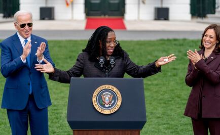 Con lágrimas en los ojos, Ketanji Brown celebra su confirmación a la Corte Suprema de EU