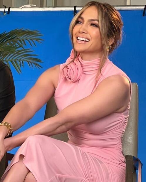 Jennifer Lopez luce hermosa en vestido rosa entallado