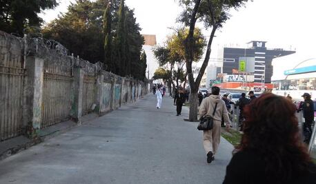 Retiran ambulantes del Panteón Francés
