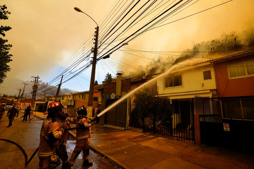 Casi 2 mil bomberos sofocaron el martes a medianoche los múltiples focos de calor que asediaban desde el viernes a la ciudad turística de Viña del Mar. Foto: AP