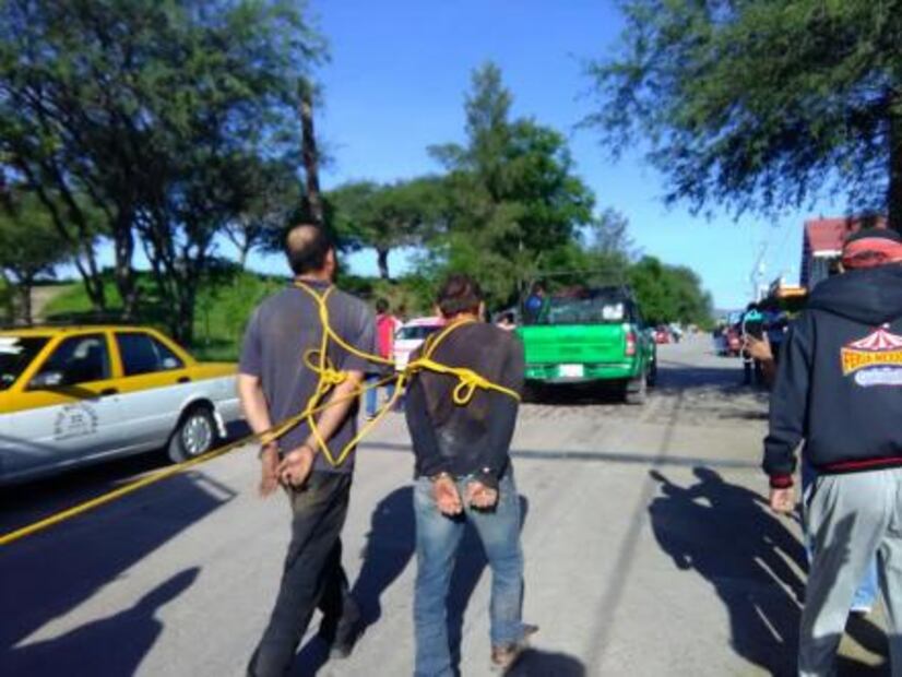 Amarran y exhiben a presuntos ladrones en Oaxaca
