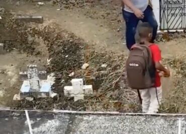 Niño visita la tumba de su mamá y su reacción te hará llorar