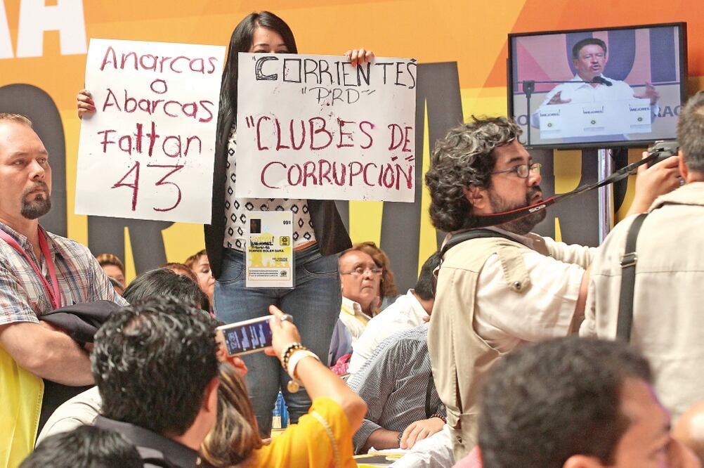 Un grupo de congresistas irrumpió en la sesión para reprochar con gritos y pancartas como “Anarcos o Abarcas. Faltan 43”, y “'Chuchos' corruptos” (ADRIÁN HERNÁNDEZ. EL UNIVERSAL)