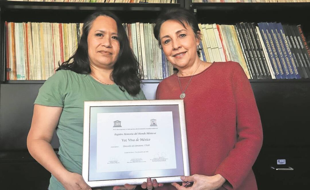 Sonia Ramírez, coordinadora del proyecto Voz Viva, y Myrna Ortega, secretaria de Extensión y Proyectos Digitales Voz Viva, muestran la declaratoria Memoria del Mundo que le otorgó la UNESCO. Foto: Berenice Fregoso/ EL UNIVERSAL