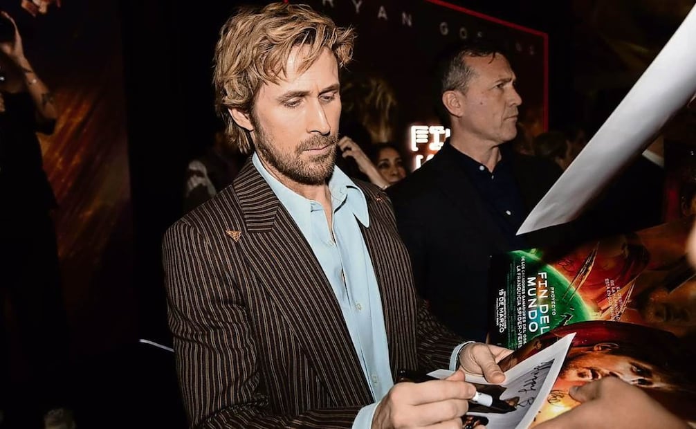 Firmó algunos de los pósters de la película y otros objetos de los fans. Foto: Hugo Salvador / EL UNIVERSAL