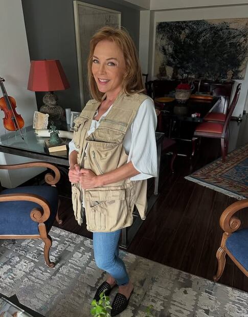 Laura Flores se pone el chaleco de cobertura de guerras de su novio Lalo Salazar.
