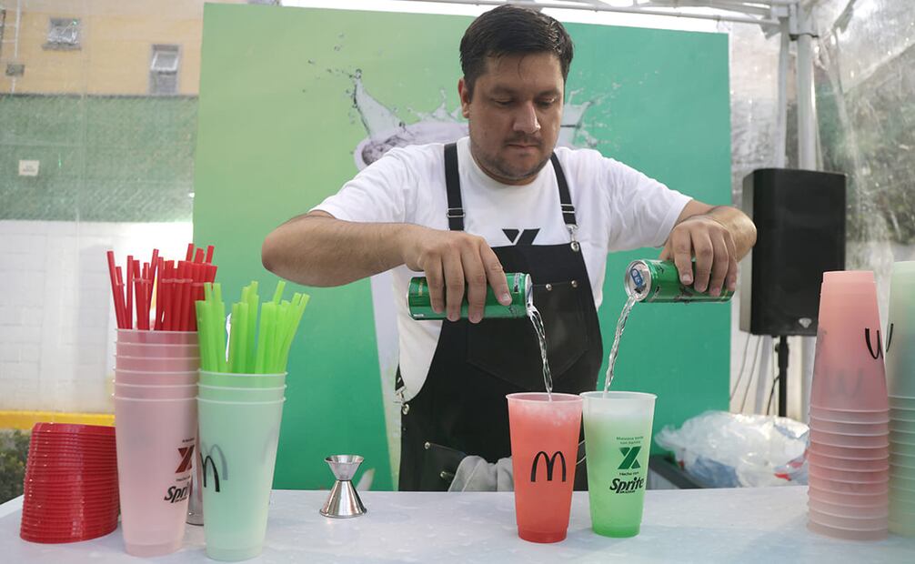 La X hecho con Sprite sin azúcar se presenta en dos sabores: manzana verde con vainilla o arándano. Foto: Carlos Mejía EL UNIVERSAL.