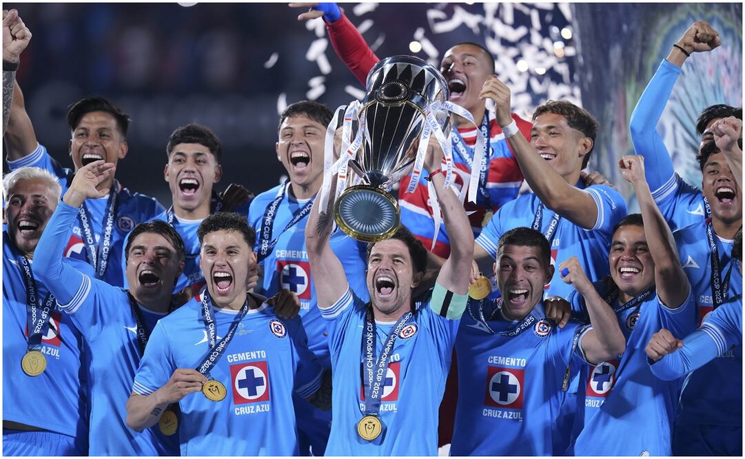Cruz Azul alzando el trofeo de la Concachampions Foto: Imago7