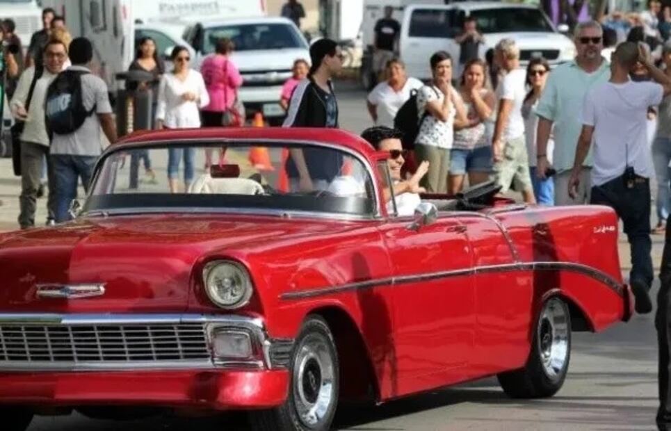 Chayanne y su carro de colección. Fuente: Twitter @ShowmundialShow