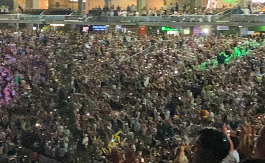 Decenas de personas reunidas para ver la final de Miss Universo en Tabasco (20/11/2025). Foto: Luma López / EL UNIVERSAL