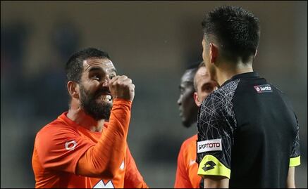 Arda Turan es expulsado por empujar al árbitro