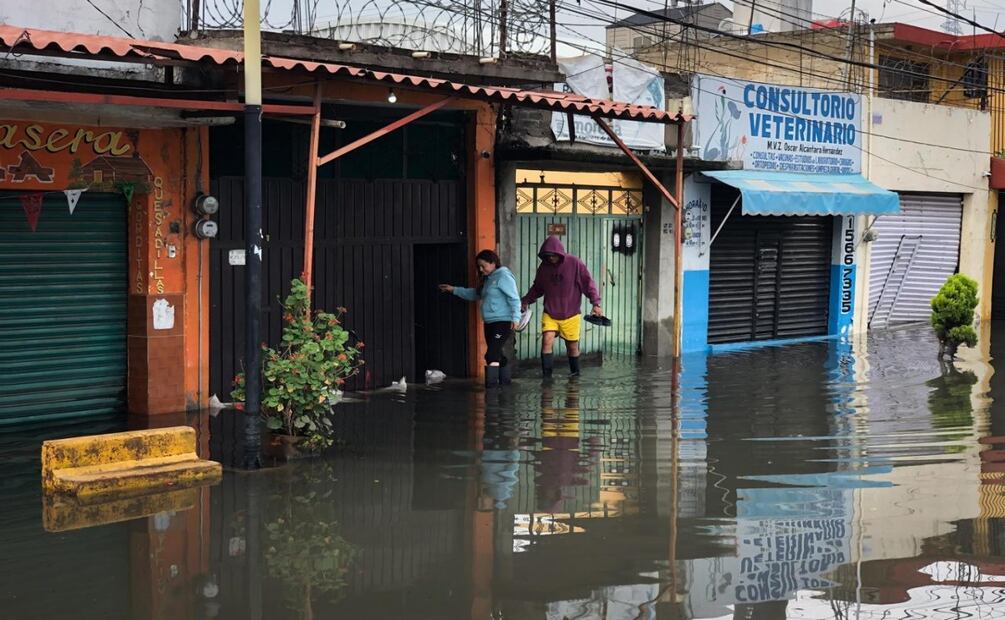Vecinos de Iztapalapa amanecen entre lodo y pérdidas tras lluvias. Foto: Diego Simón