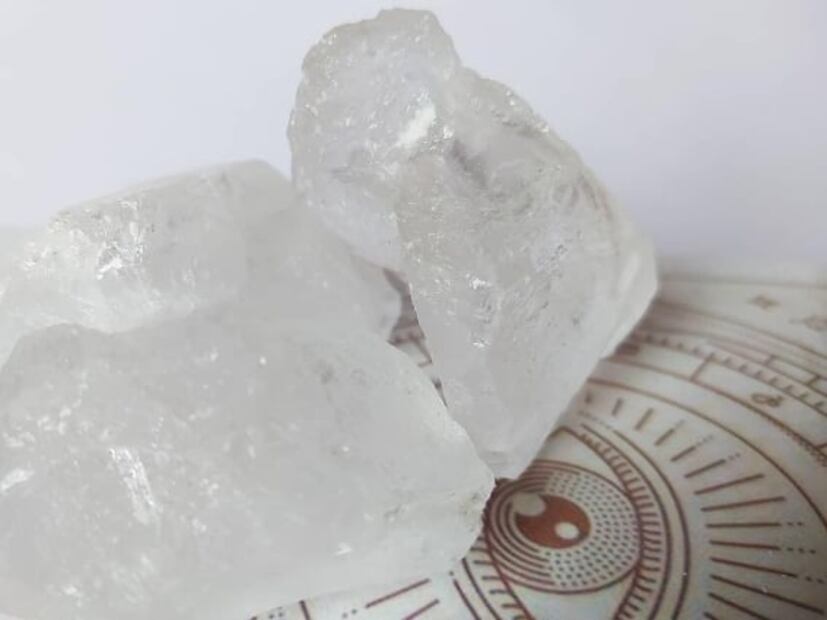Cómo usar la piedra de alumbre para reducir las arrugas