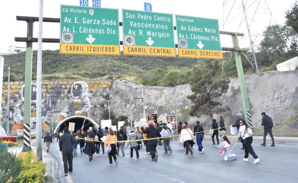 Manifestantes de Monterrey bloquean avenidas ante aumento de tarifa del transporte (12/01/2025). Foto: Emilio Vásquez / EL UNIVERSAL