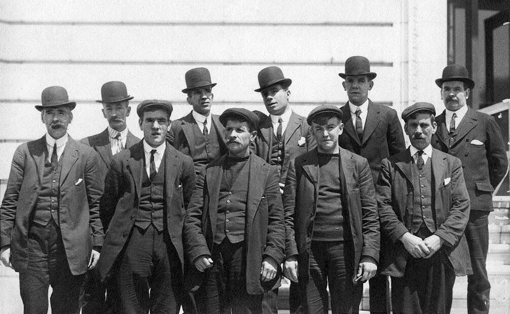 Esta foto de un grupo de sobrevivientes del hundimiento del Titanic muestra los trajes (con sus repectivas boinas o bombines), para entonces casuales, de los que fueran empleados de la White Star Line. Wikimedia Commons.