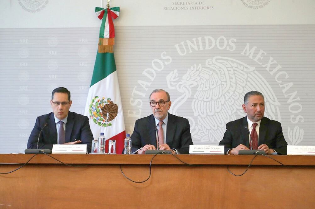 Alejandro Alday, consultor jurídico de la Cancillería; Carlos Sada Solana, subsecretario para América del Norte, y Jacobo Prado, director General de Protección a Mexicanos en el Exterior, explican las medidas que tomarán. (ALEJANDRO ACOSTA. EL UNIVERSAL)