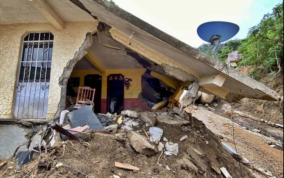 El desgajamiento del cerro por las intensas lluvias del ciclón, aplastó varias casas de la calle Niño Artillero, donde quedó la huella de su paso devastador por Acapulco. Foto: Valente Rosas/EL UNIVERSAL