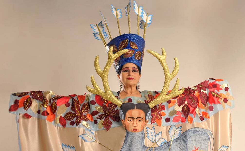 La cantante y performancera Astrid Hadad es considerada un referente del drag nacional, como exponente del movimiento cabaret político mexicano. Archivo EL UNIVERSAL.