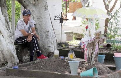 "Es la primera vez que viene tanto muerto", dicen en panteón de Atzala, Puebla