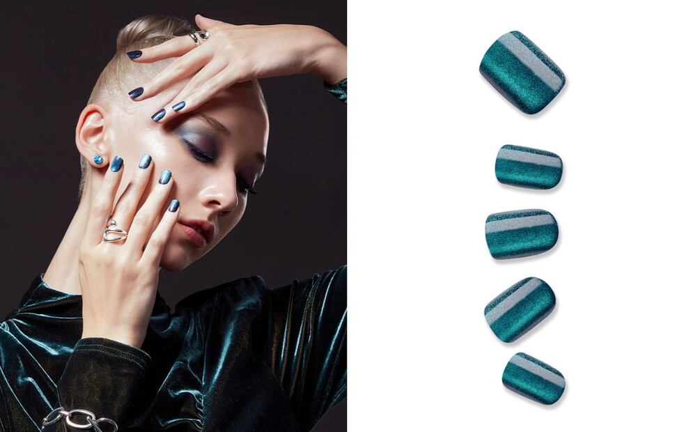 Azul y glitter, una apuesta sofisticada para la manicura de fin de año. Foto: Especial
