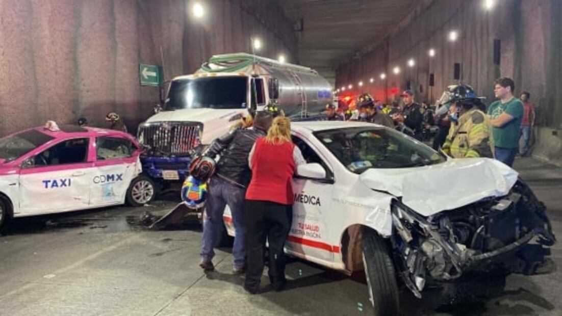 Pipa sin frenos provoca choque múltiple en túnel de Río Mixcoac; hay siete lesionados