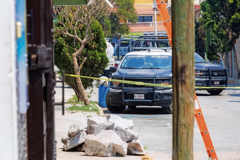 El cuerpo de una persona fue localizada al interior de un tambo de agua color azul en la calle Juan Escutia 13, colonia Hank González, en Ecatepec de Morelos. Foto: Osmar Alvarado/ EL UNIVERSAL