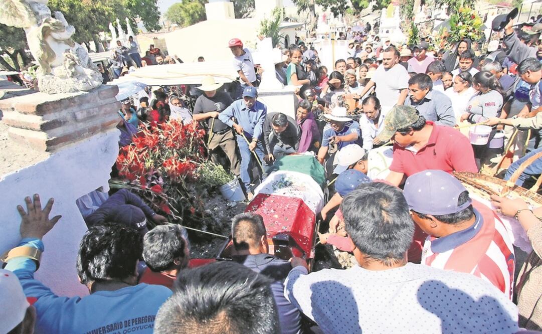 Amigos y familiares rindieron un homenaje al candidato de Morena y exigieron a las autoridades federales y estatales el esclarecimiento del crimen. (OMAR CONTRERAS. EL UNIVERSAL)
