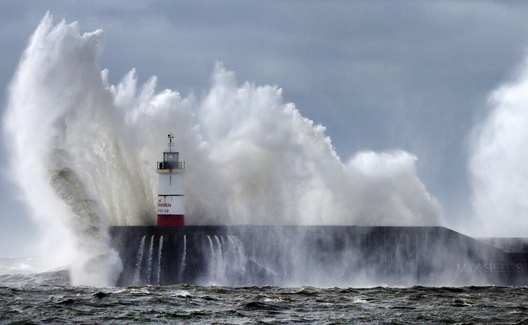 Las olas chocan contra el rompeolas junto al faro de Newhaven (Reino Unido) este jueves. La borrasca Ciarán, con vientos de unos 160 kilómetros por hora, ha provocado la suspensión de servicios ferroviarios y el corte del suministro eléctrico en miles de hogares en el sur de Inglaterra, según las autoridades británicas.. Foto: EFE