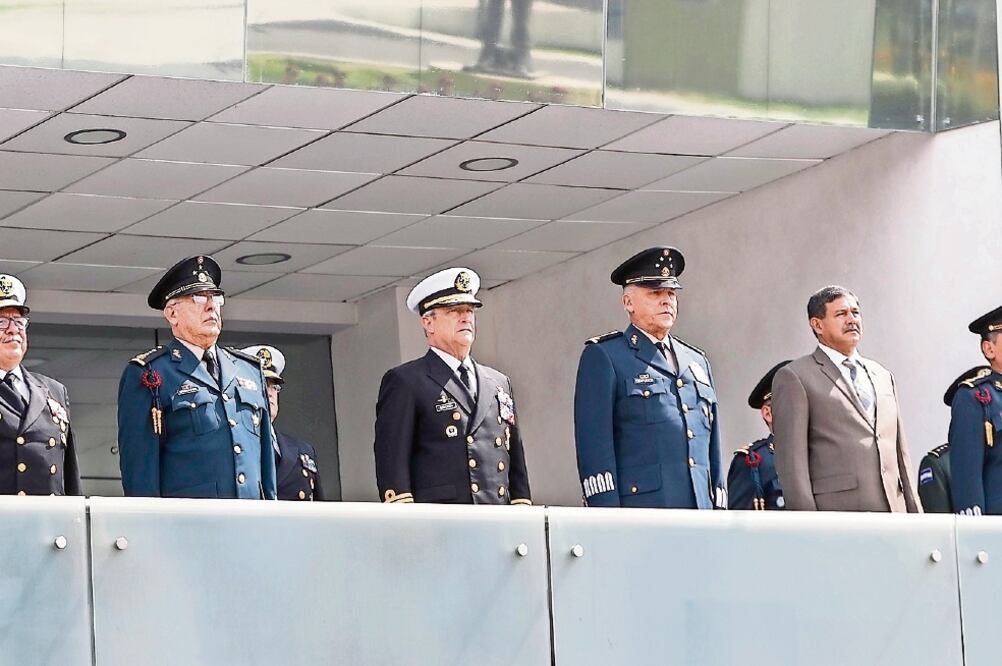 Los titulares de Semar, Vidal F. Soberón (segundo de izq. a der.), y de Sedena, Salvador Cienfuegos (tercero de izq. a der.), recibieron al secretario de la Defensa de Honduras, Fredy Santiago (SEDENA)