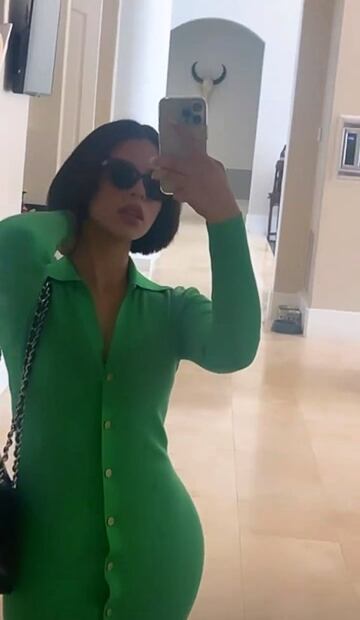 Ángela Aguilar encanta con vestido entallado y tenis