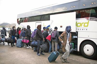 Desalojan a 2 mil 300 refugiados de Calais